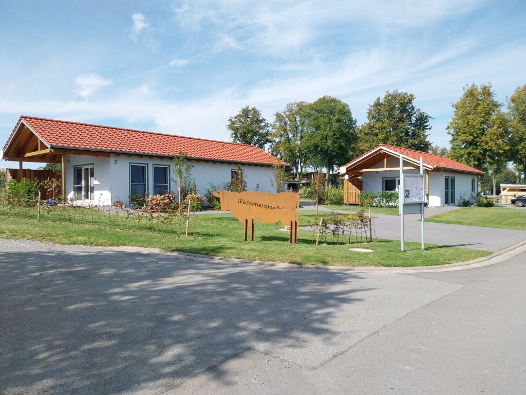 Au&szlig;enansicht der Ferienh&auml;user Weserbergland Alm in Ottenstein